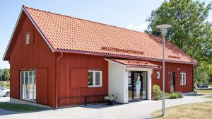 Rött trähus med rött tegeltak i Varberga.