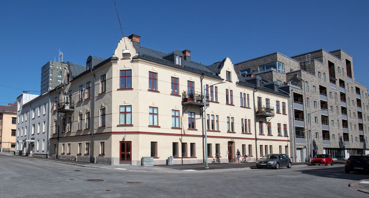 Hörnhus och nybyggt hus på Kungsgatan