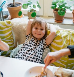 Barn vid matbordet