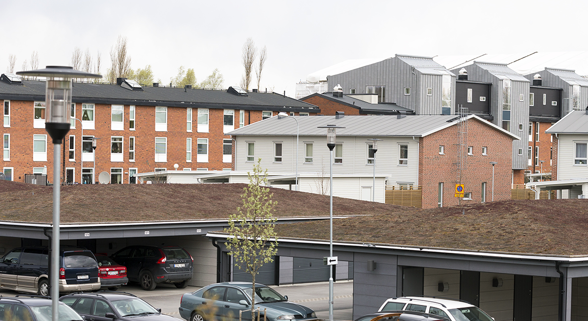 Översikt med parkering, radhus och flerfamiljshus i Varberga
