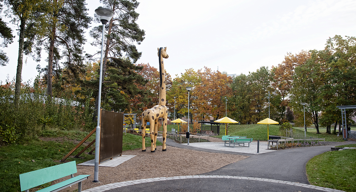 Lekpark med giraff och solstolar på Krönikegatan/Lyrikgatan.