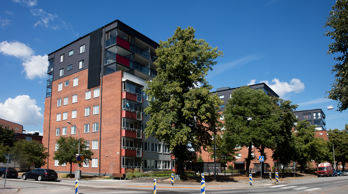 Tre punkthus i kvarteret Karmen på norr i Örebro.