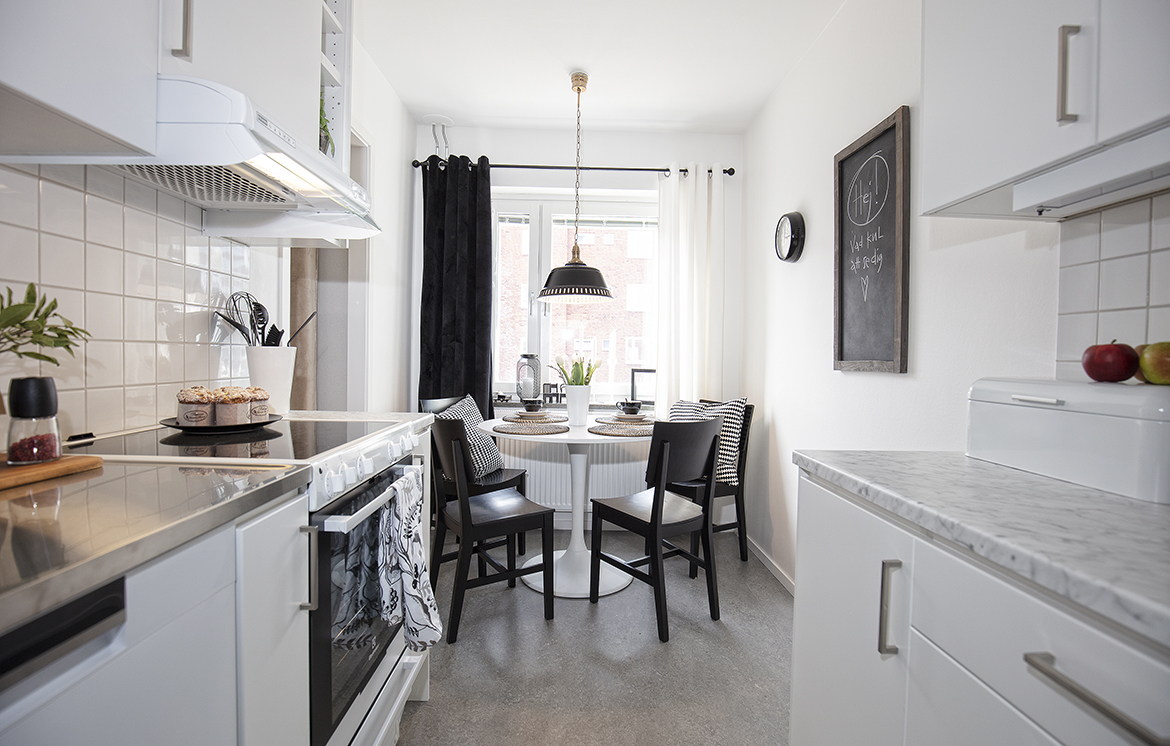 Kök i lägenhet i Norrby med ett runt matbord med fyra stolar