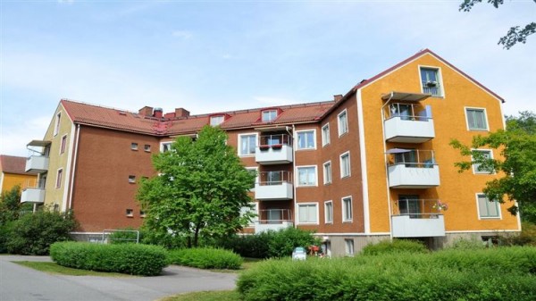 Fastighet på Östra Vintergatan, bostadshus i tre våningar med lokal i källarplan.