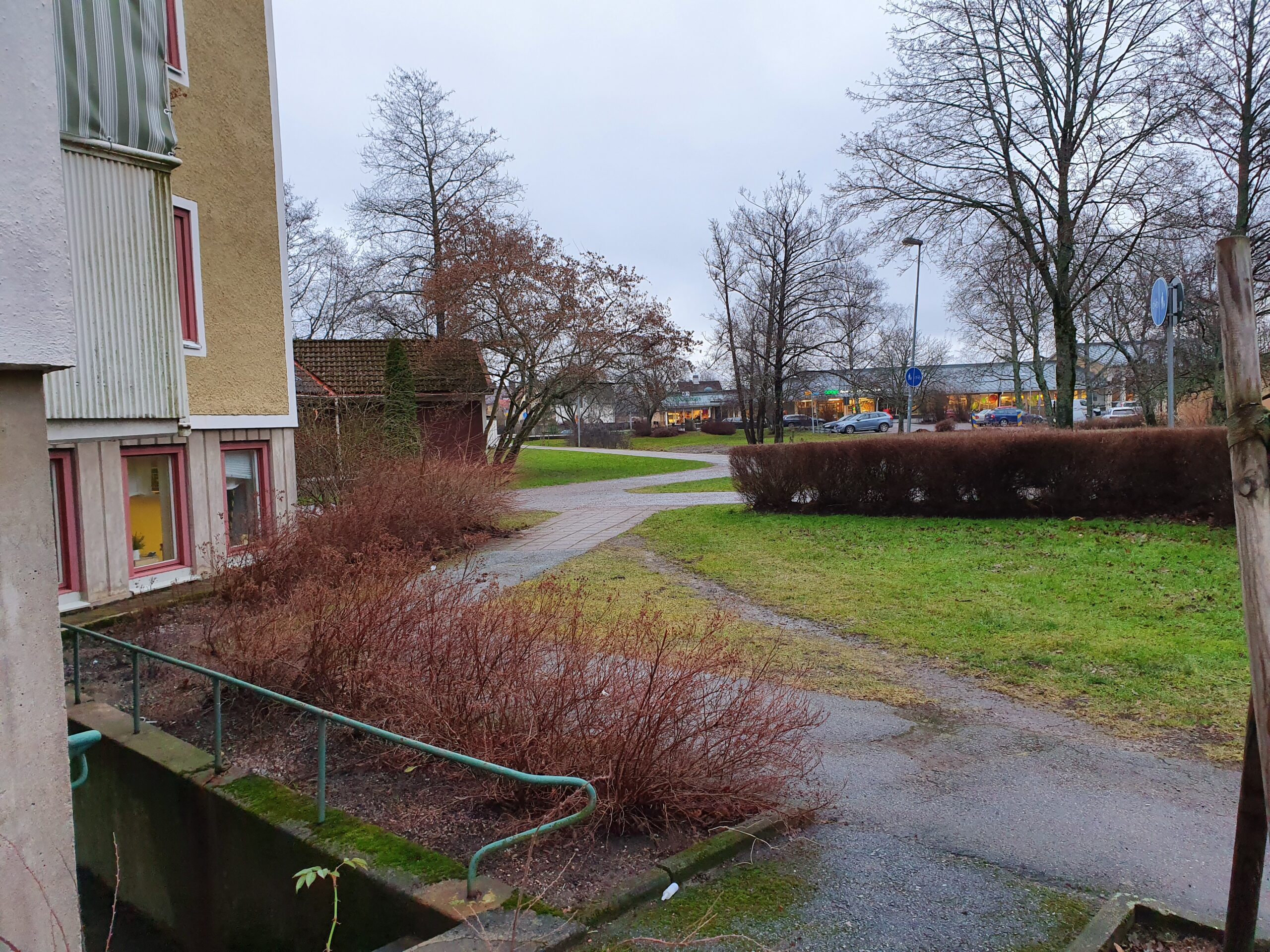 Från lokalen syns affärerna i Rosta centrum.