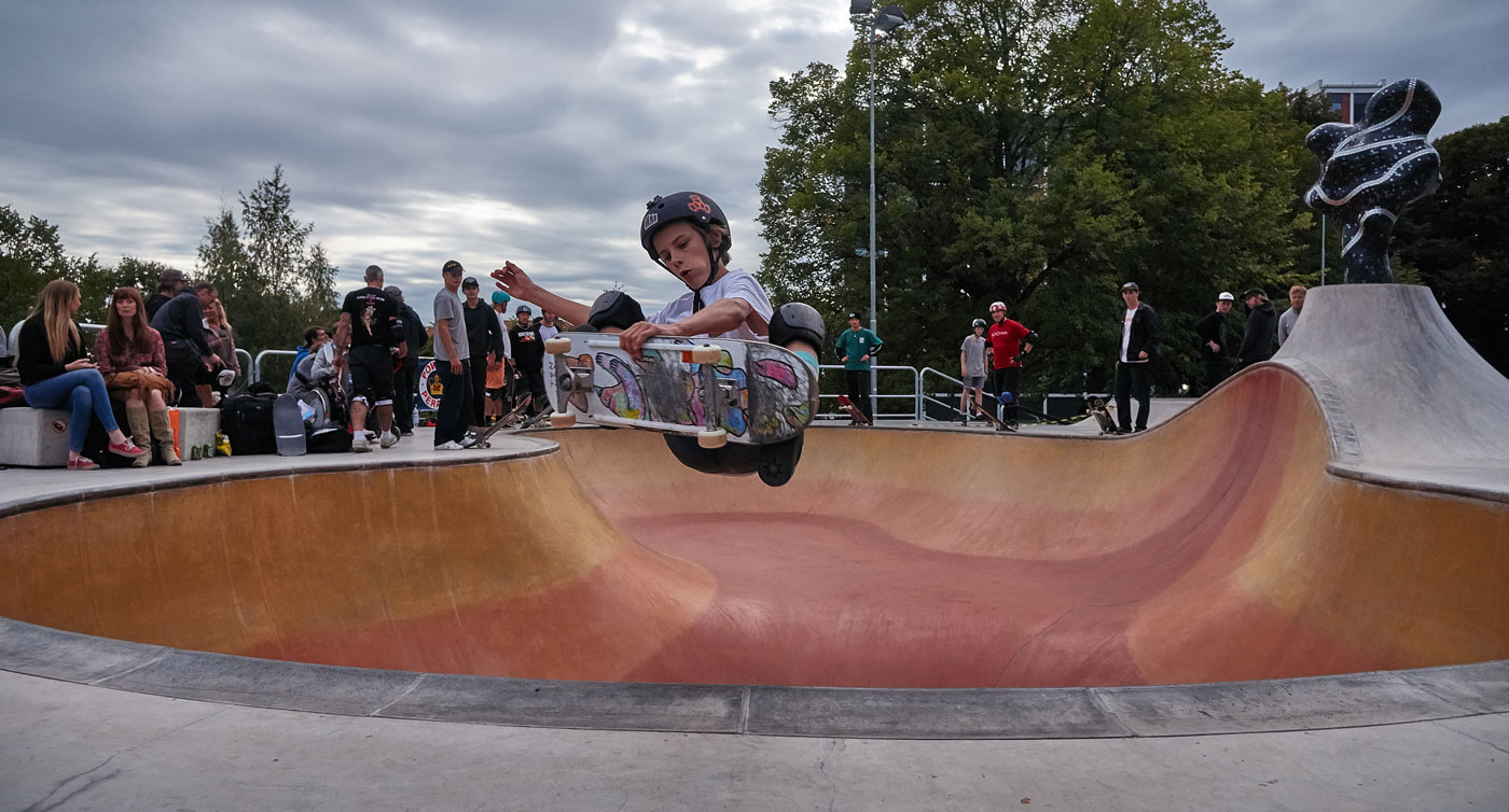 Ung person gör trick på skateboard