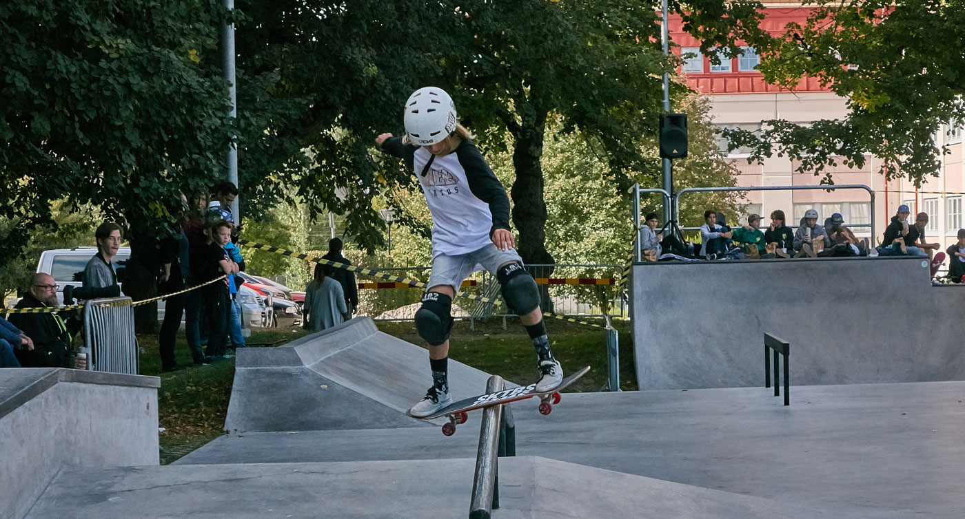 ung person åker skateboard på rail.