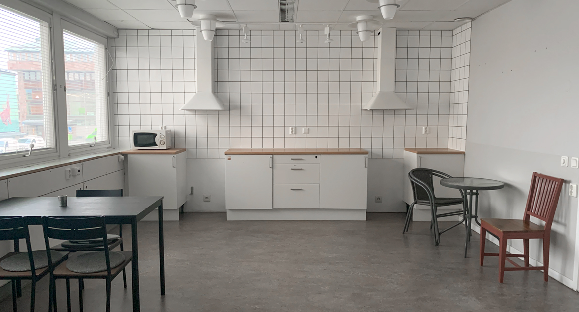 Del av kök i lokal på Drottninggatan 46, med avställningsytor och plats för bord och stolar.
