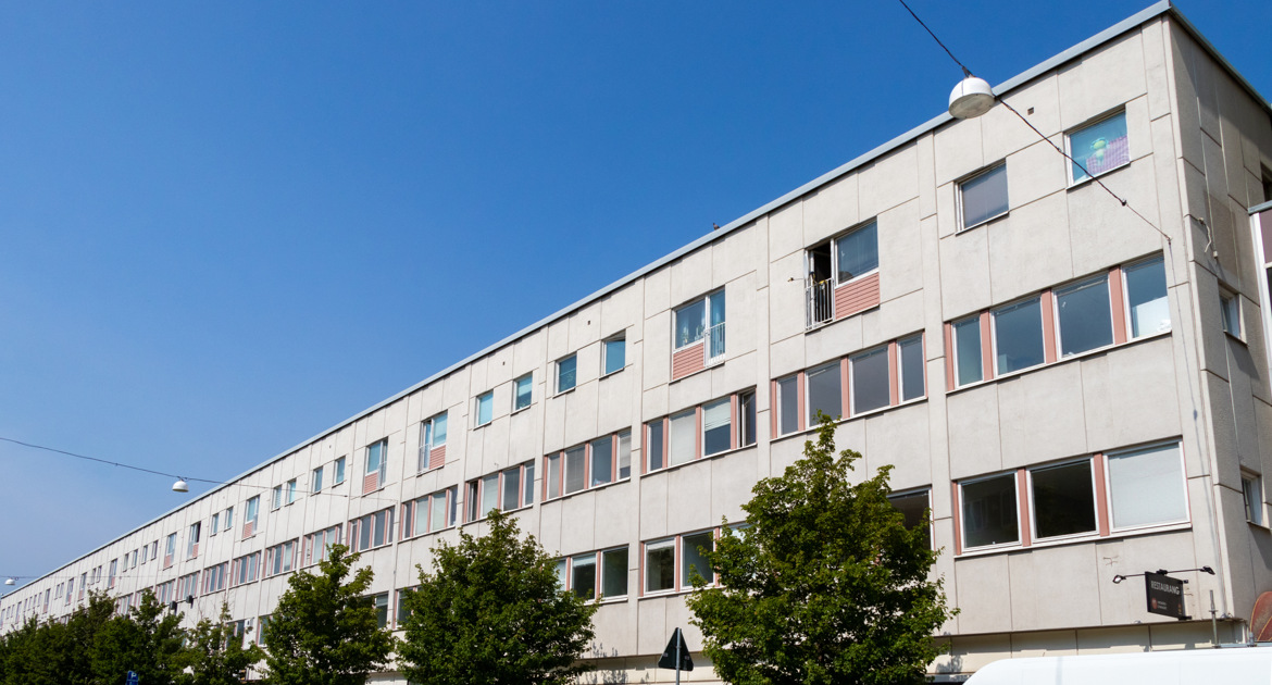 Drottninggatan 46, avlångt hus i fyra våningar.