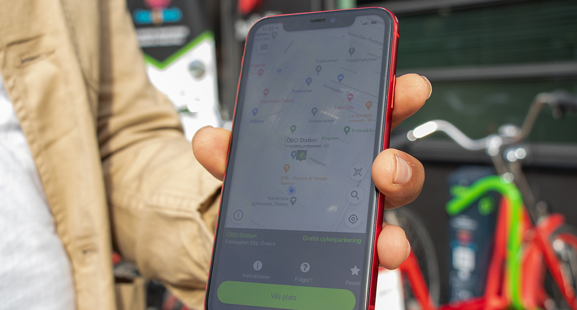 Mobiltelefon med app för att använda digitala cykelställ