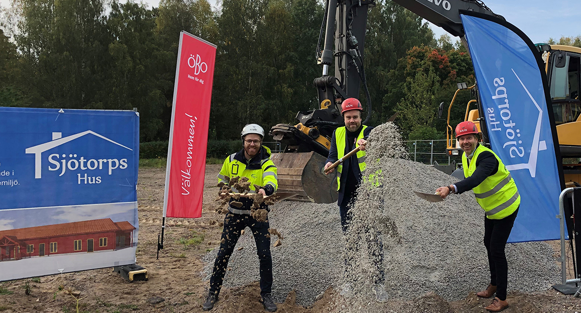 Det första spadtaget för nya gruppboenden i Brickebacken tas