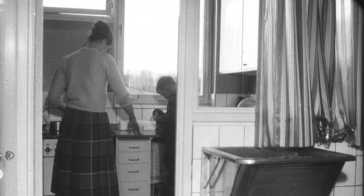 Mamma i kök i Baronbackarna på 50-talet