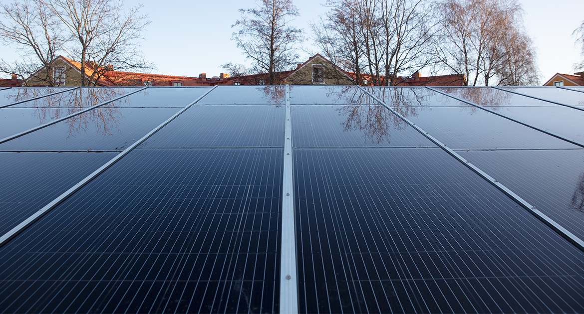 Solceller på taket på ÖBOs laddstation i Rosta