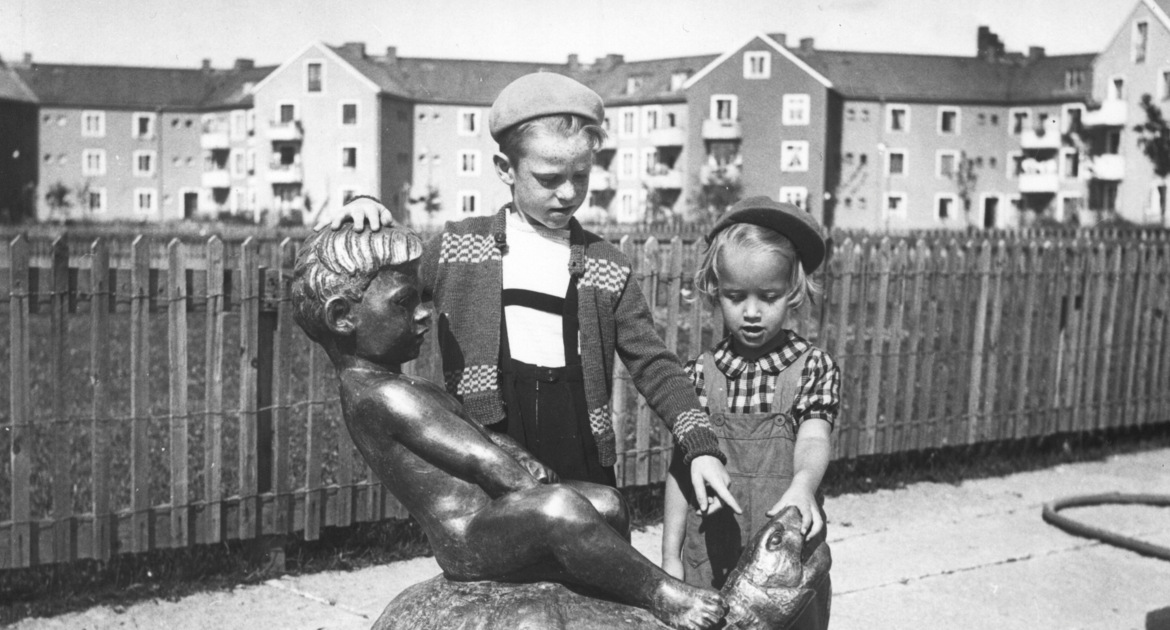 Barn vid staty Rosta 1951