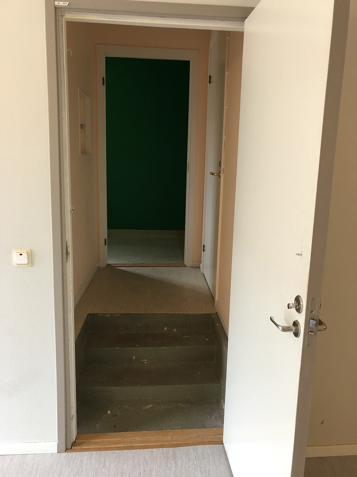 Entré till lokalen med en liten trappa med tre trappsteg.