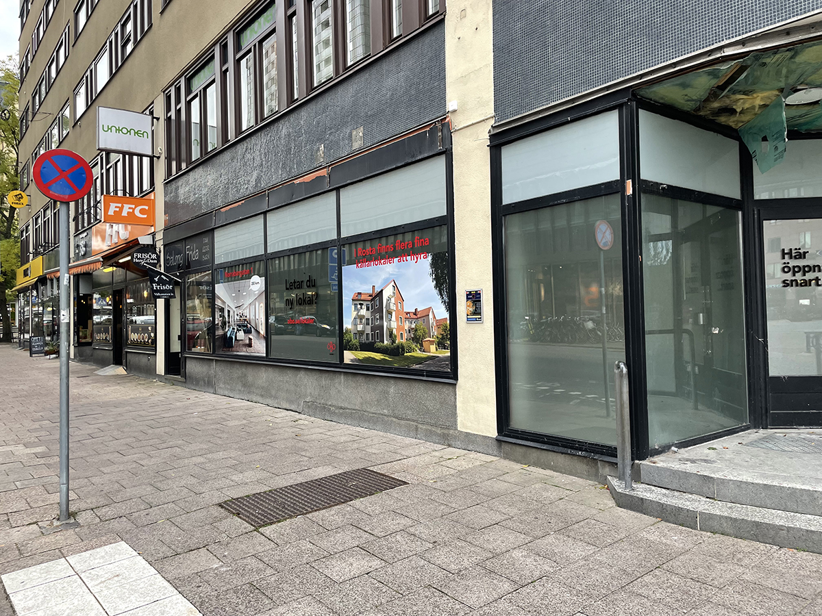 Exteriör med stora skyltfönster ut mot Drottninggatan