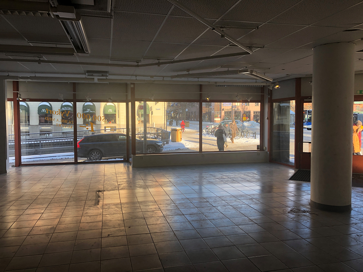 Lokalen inifrån med stora skyltfönster ut mot Rudbecksgatan och Våghustorget