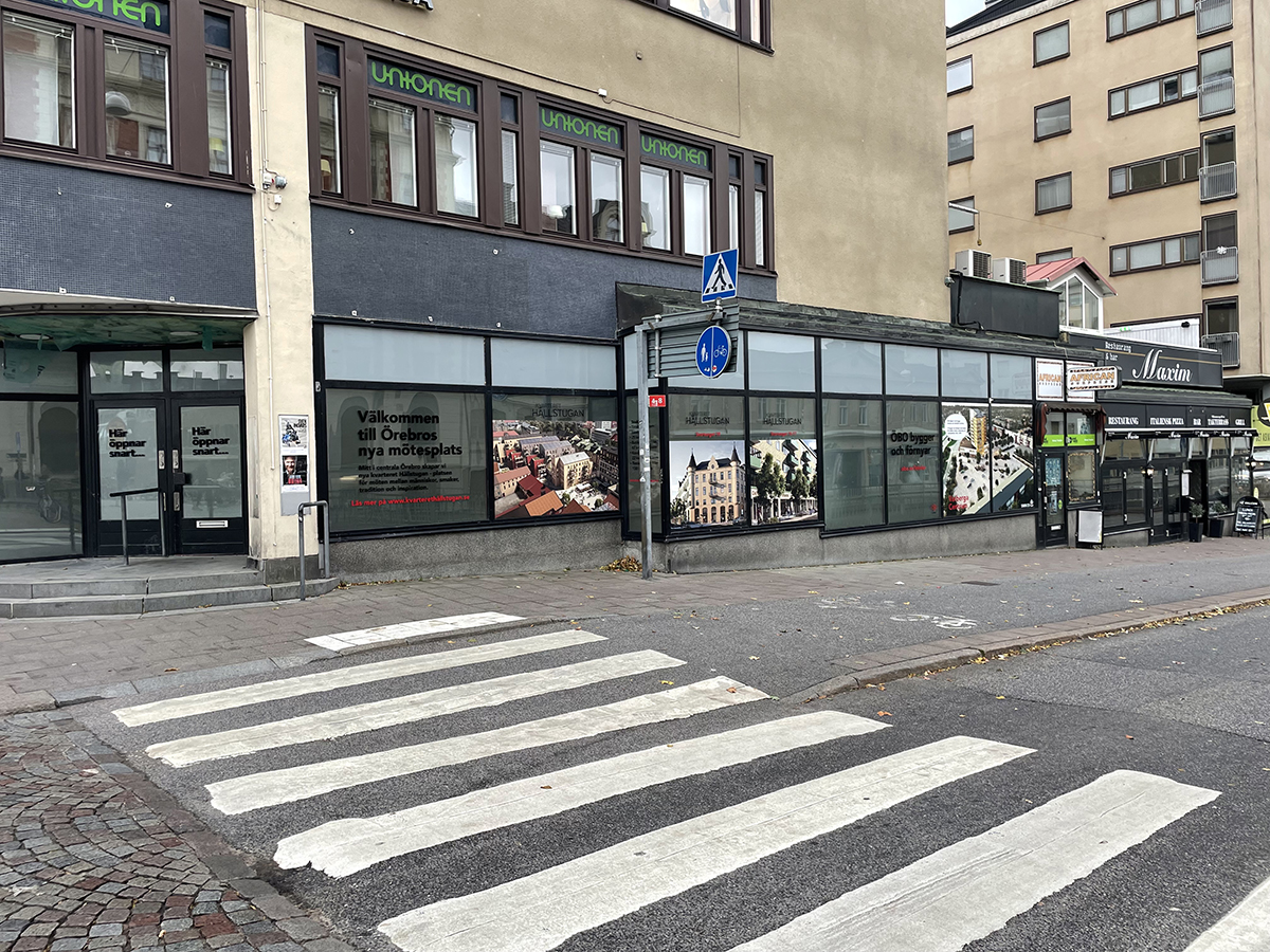 Exteriör med stora skyltfönster ut mot Rudbecksgatan och kundentré på hörnet.
