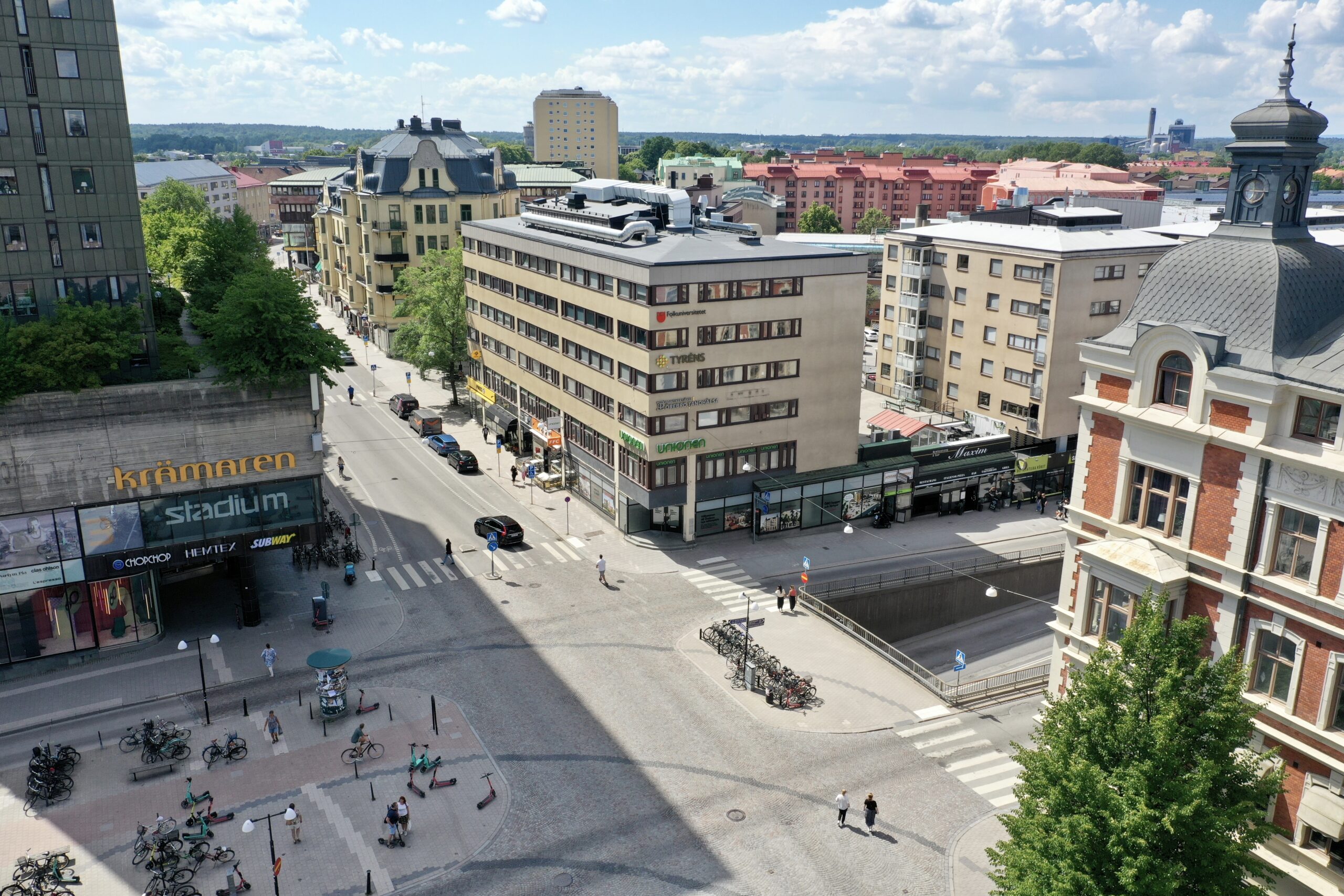 Vy snett uppifrån över fastighet på Drottninggatan 38, granne med Krämaren.