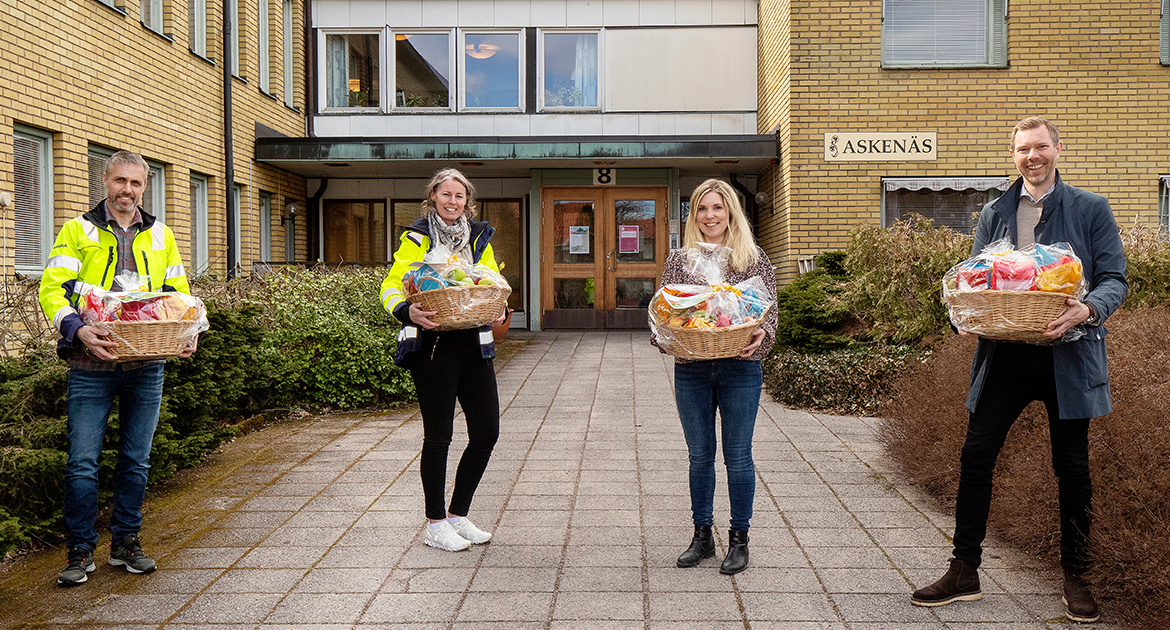 Skanska och ÖBO lämnar över fruktkorgar till Askenäs.