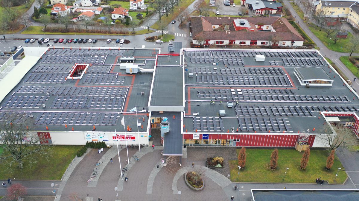 Översiktsbild över Haga centrum med solceller på taket.