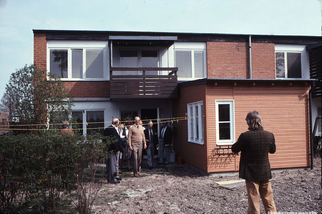Invigningen av Vivalla på 70-talet med en grupp människor framför ett nybyggt hus