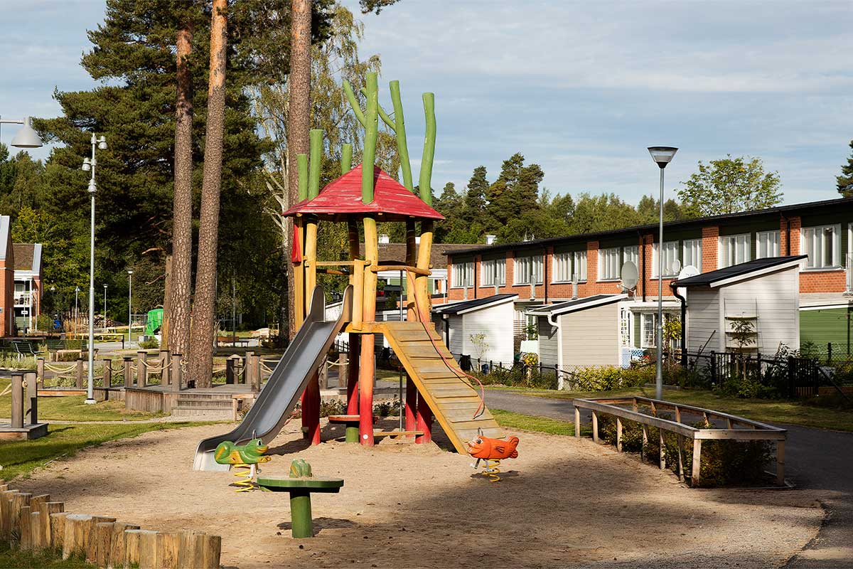 Lekplats med klättring och rutschkana på Visgatan i Vivalla