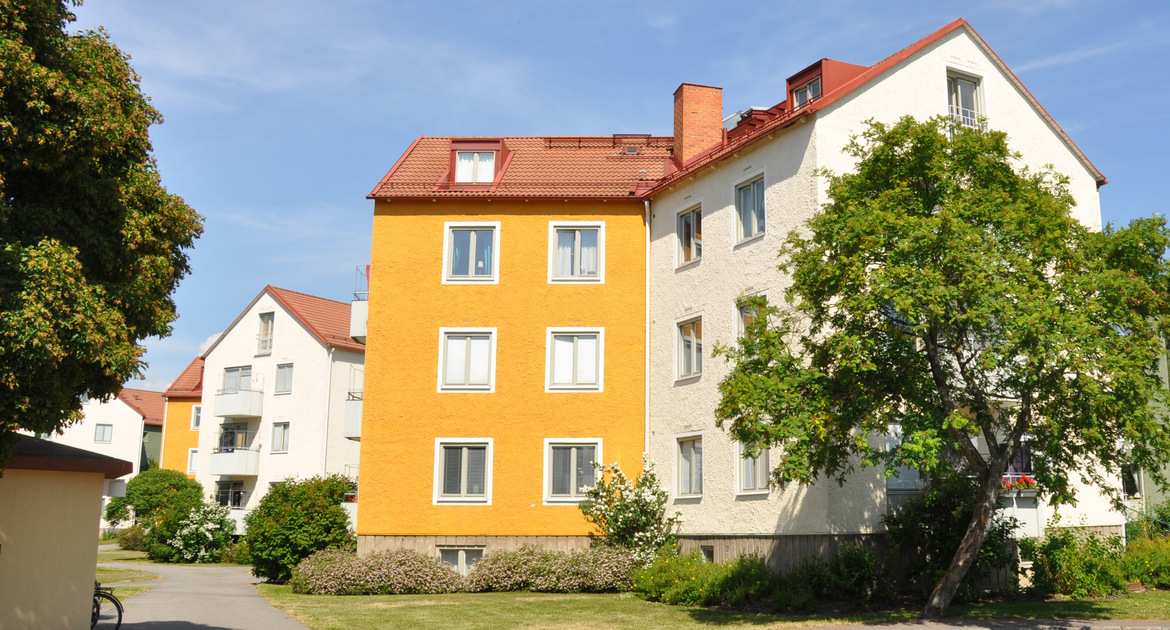 Bostadhus på Västra Vintergatan, trevåningshus med gulputsad fasad och tegeltak