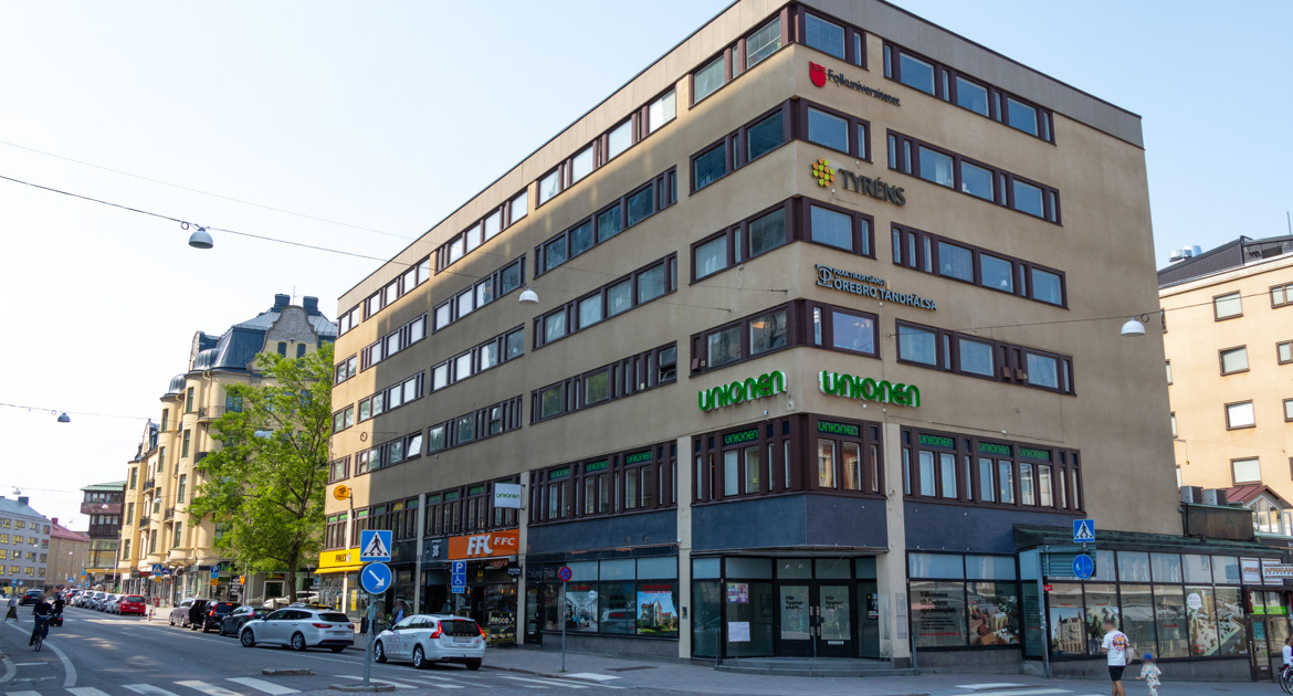 ÖBOs fastighet på Drottninggatan 38, ett sex våningar högt hus med företagslokaler.