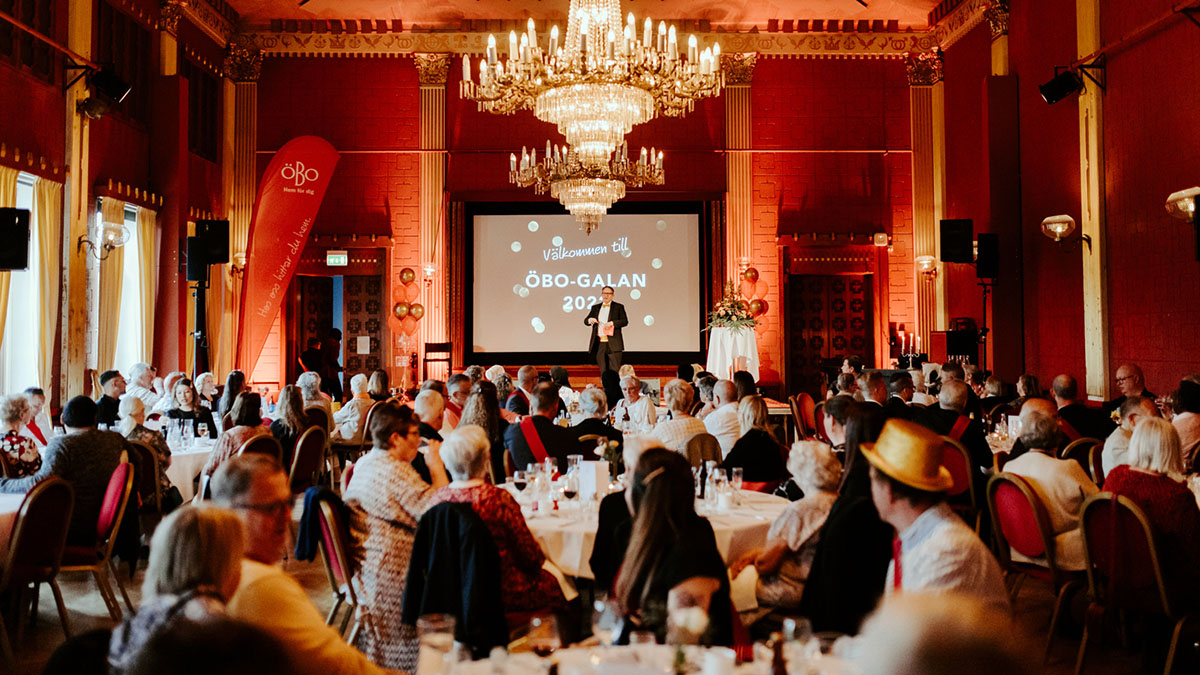 ÖBO-galan på Stora hotellet, konferencier Peter Hovlund står på scenen framför publikhavet.