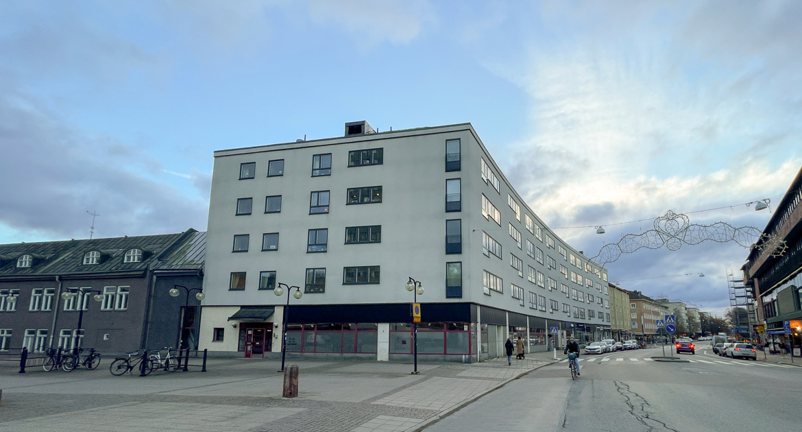 Vy över fastigheten med sin bågformade fasad sett från Drottninggatan