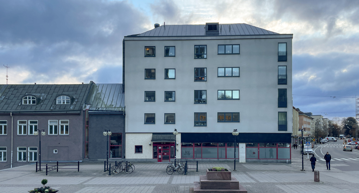 Restauranglokal i bottenplan på bostadshus med entré mot Krämartorget