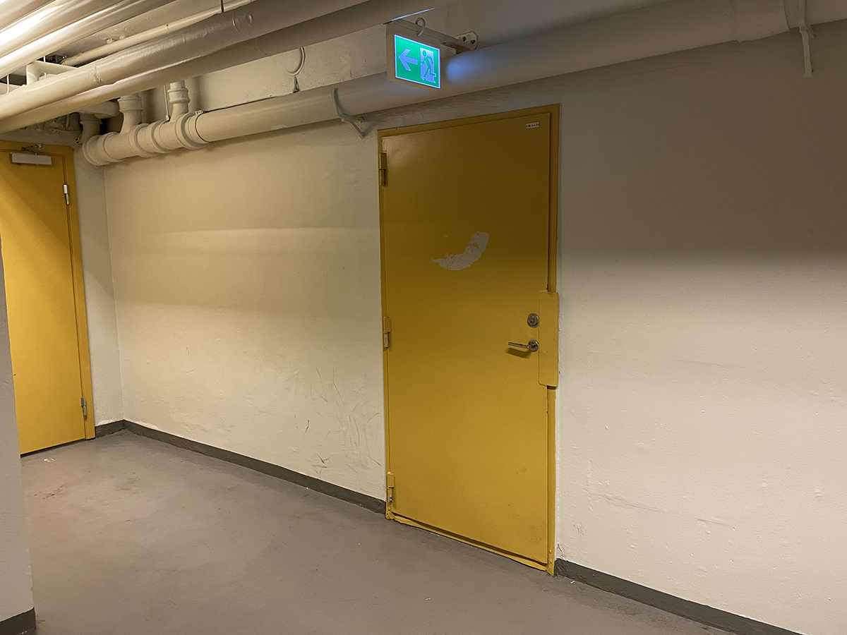 Dörr in till lagerlokal på källarplan