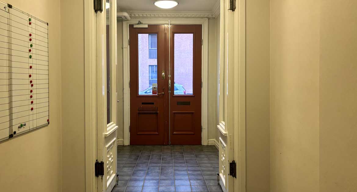 Entré med dubbeldörrar till lokal på Karlslundsgatan 16.