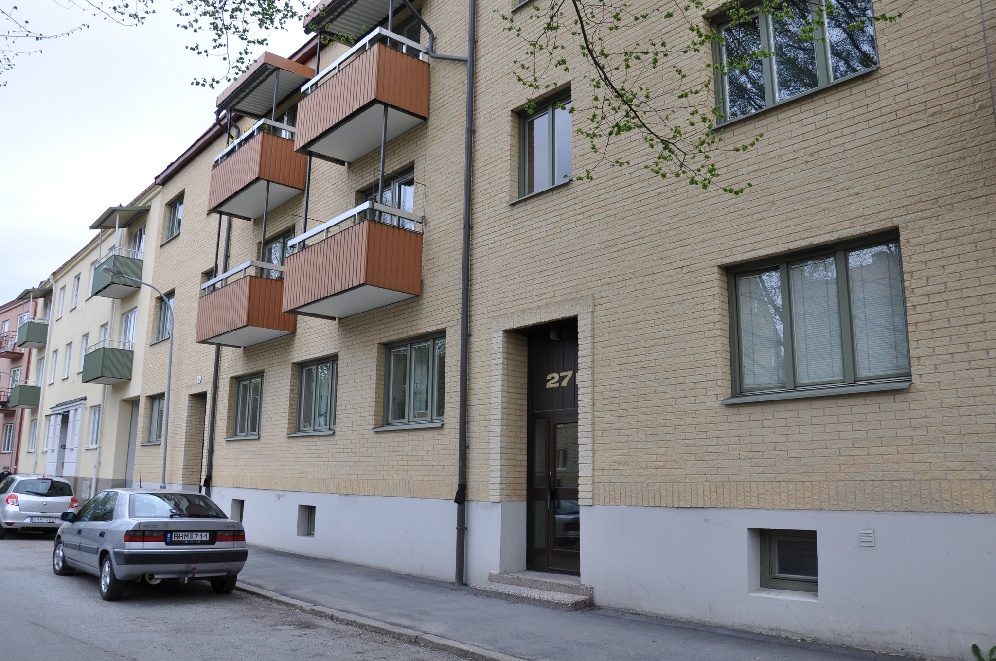Fastighet på Norra Lillåstrand 27B, trevåningshus i tegel med balkonger.
