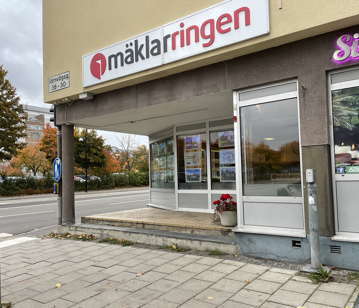 Entré till lokal på hörnet vid Järnvägsgatan och Alnängsgatan med Örebro universitetssjukhus i bakgrunden.