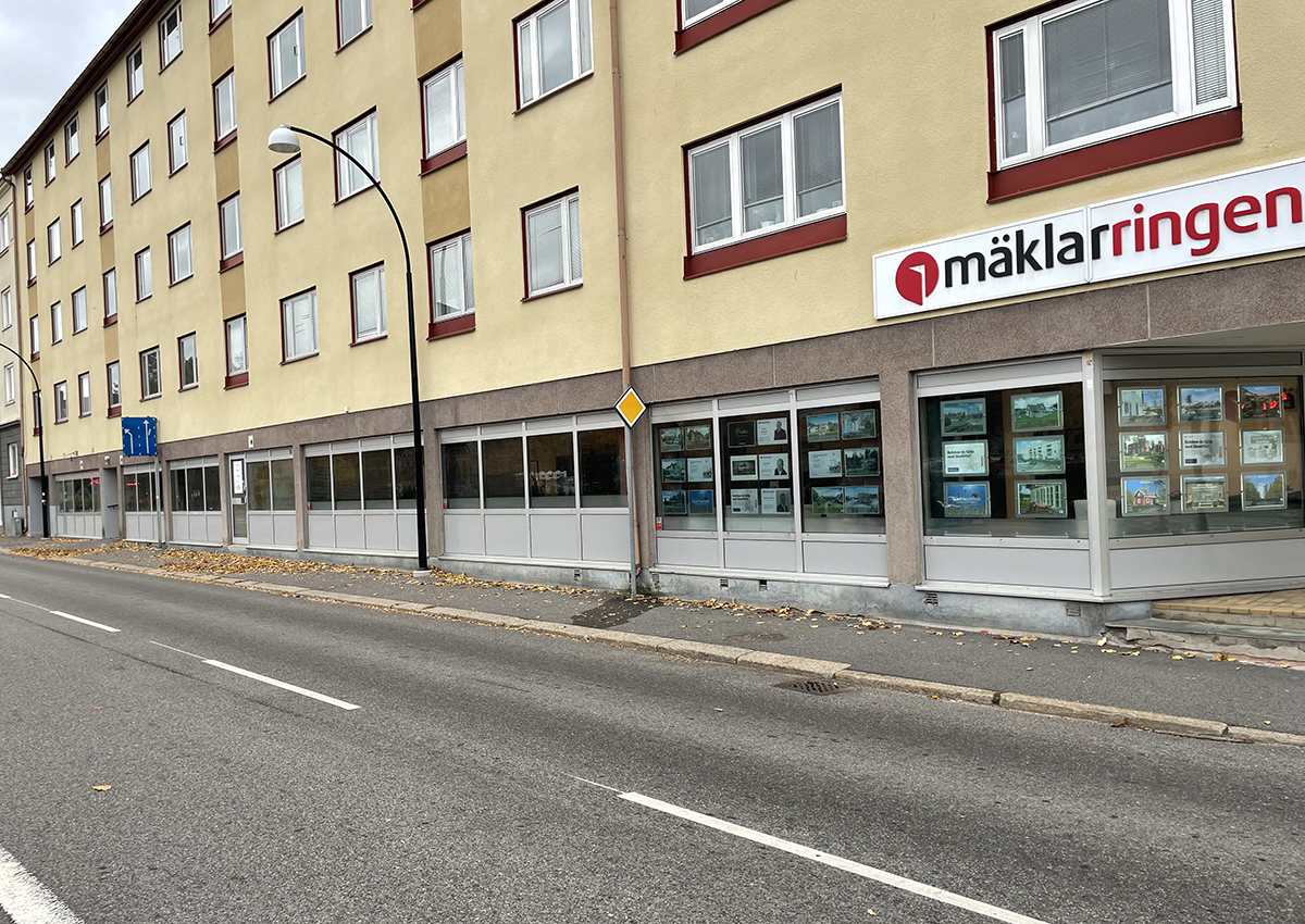 Husfasad med stora skyltfönster ut mot Alnängsgatan.