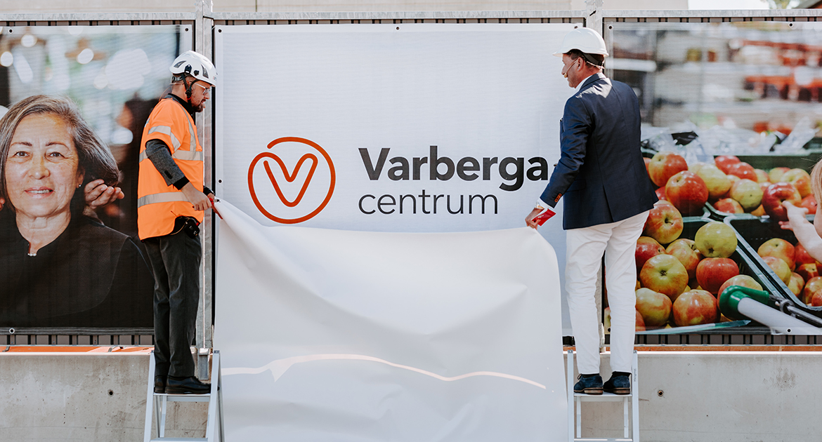 Varberga centrums nya logotyp avtäcktes av Jan Hellqvist, arbetschef Peab Bygg Mellersta Örebro och Ulf Rohlén, vd ÖrebroBostäder.