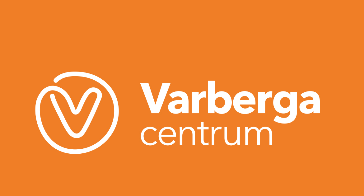 Varberga centrums logotyp i vitt på orange bakgrund