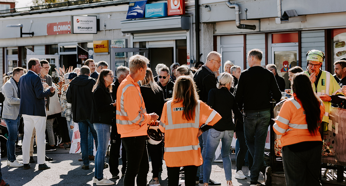 Människor som minglar i Varberga centrum