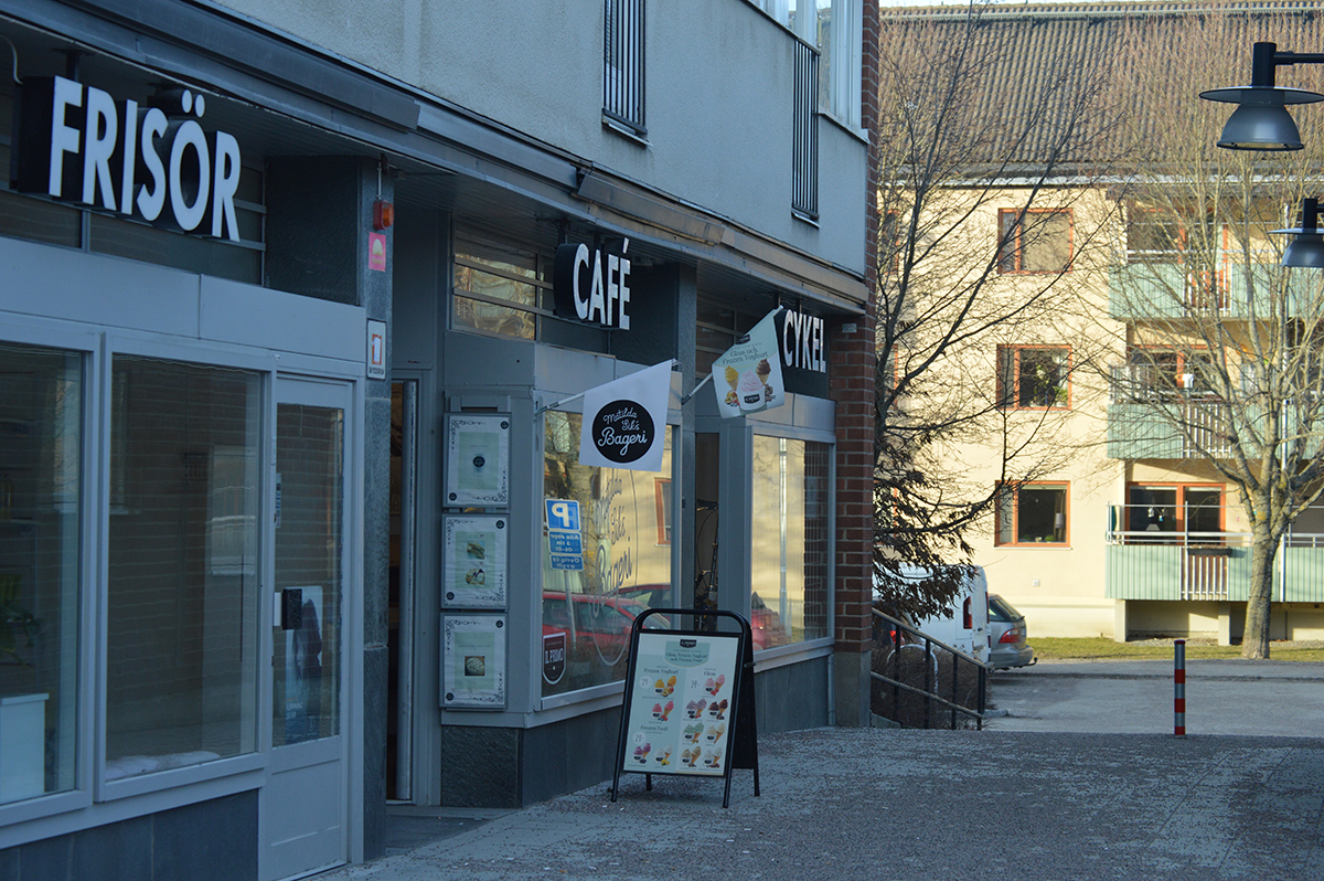 Exteriör över hyresledig lokal med tegelfasad och stora skyltfönster
