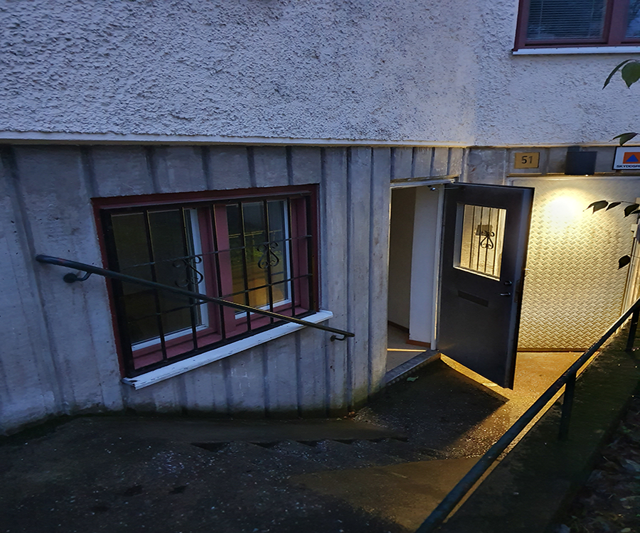 Entrédörr en trappa ner på bostadshus