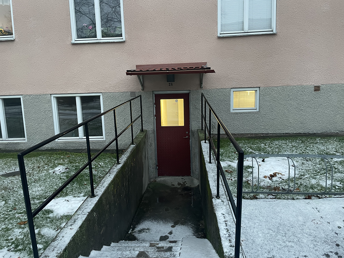 Trappa ner till entrédörren till källarkolan på Södra Allén 28