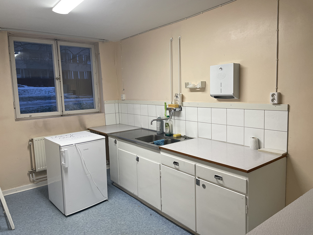 Köksdel med arbetsbänk och diskho i lokal på Södra Allén 28