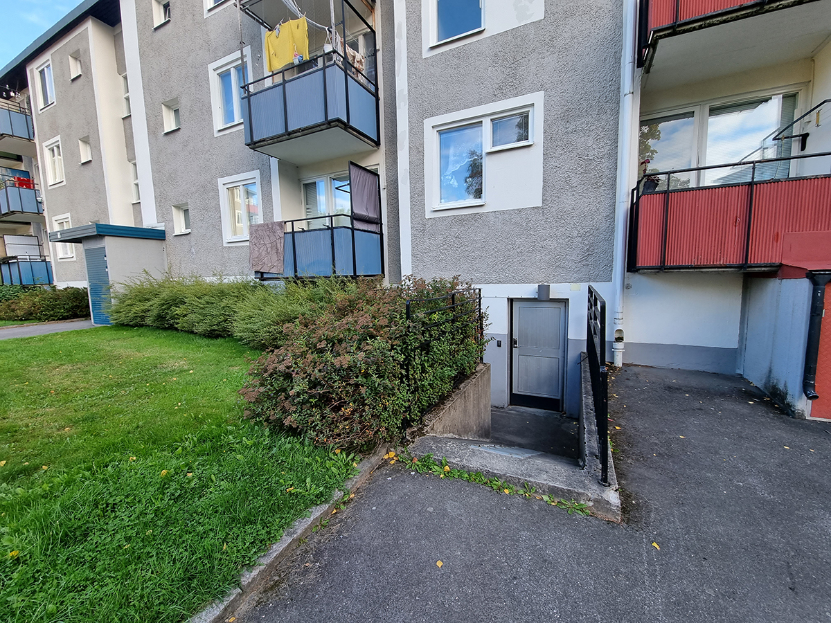 Entré en trappa ner till källarlokal på Lars Wivallius väg 1B