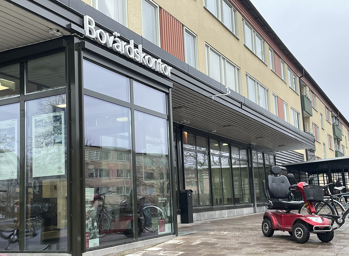 Entré glasdörr och stora glaspartier till kontorslokal på Tengvallsgatan 30.