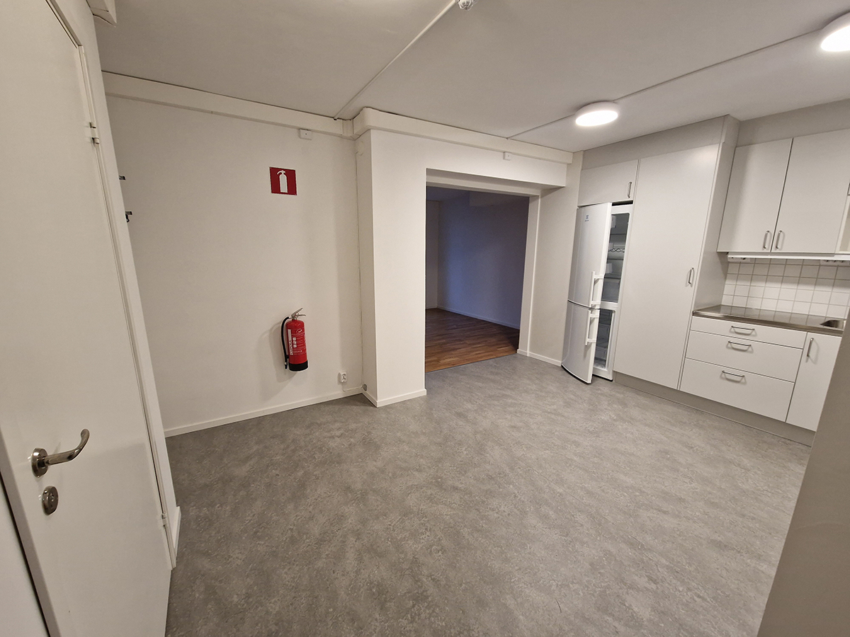 Kök med vitmålade väggar och vita detaljer