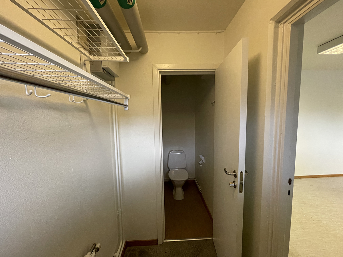 Hall med wc i källarlokal på Lars Wivallius väg 1A