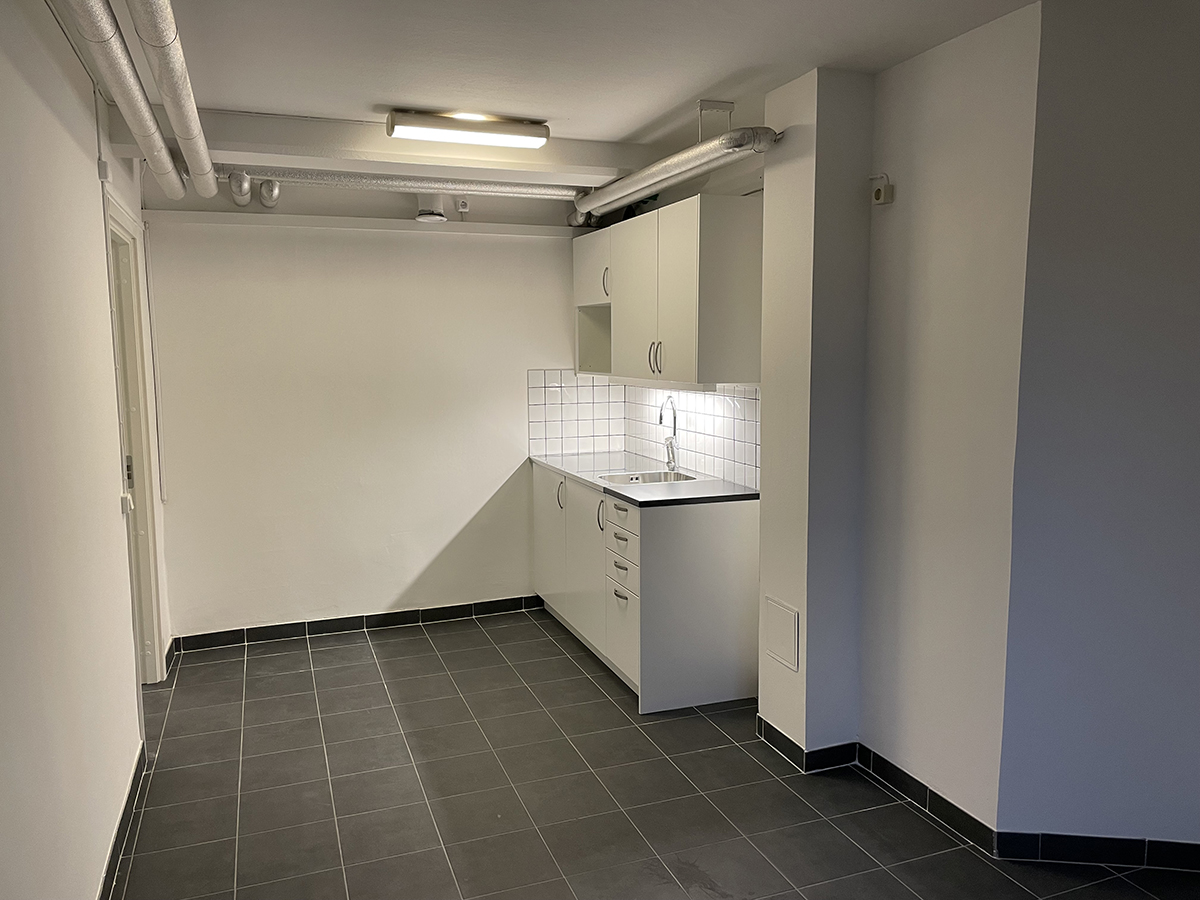 Nyrenoverat och ljus pentry och grått klinkergolv