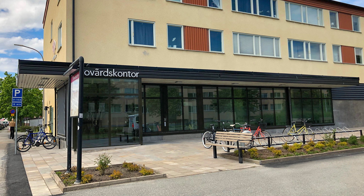 Entré med stora glaspartier leder in till kontorslokal på Tengvallsgatan 30.